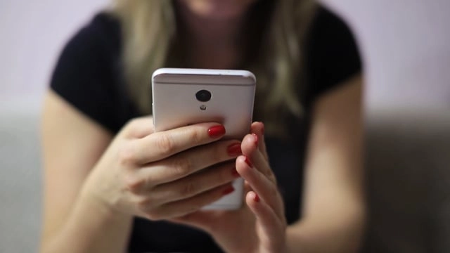 Mujer caliente confesando por teléfono